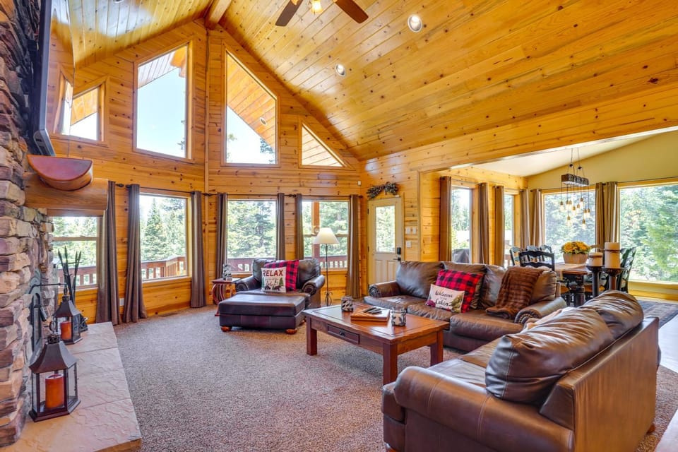 Duck Creek Village Cabin w/ Deck & Private Hot Tub Cabin in Utah