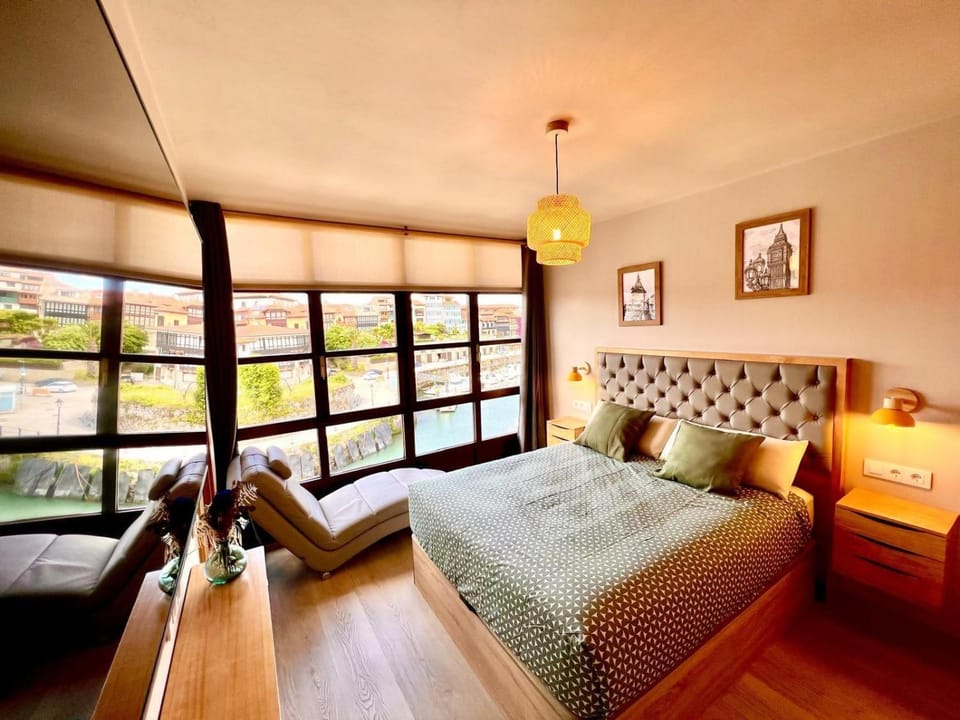 Photo of the whole room, Sea view