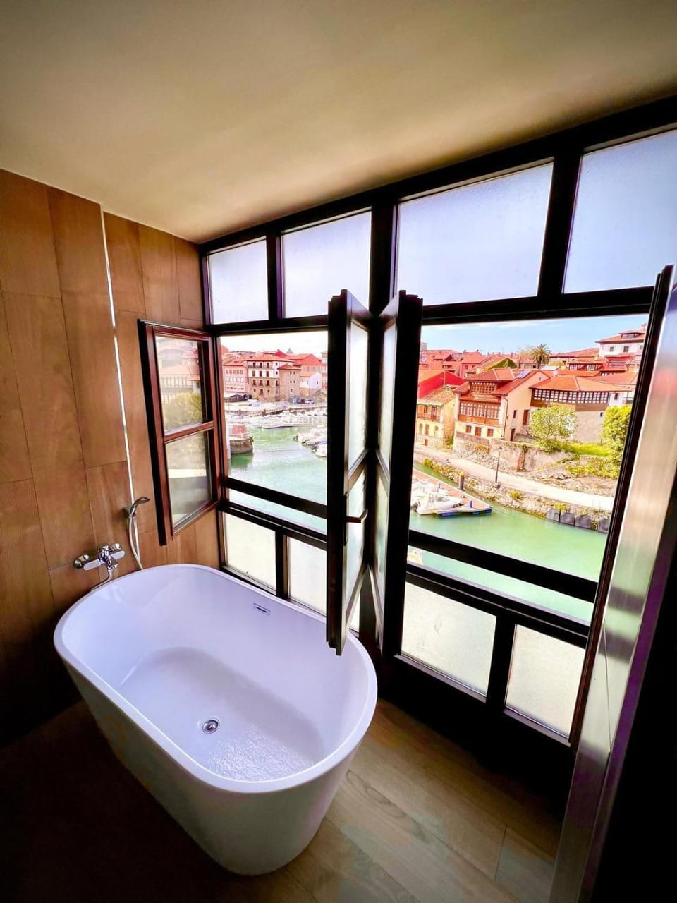 Bathroom, Sea view
