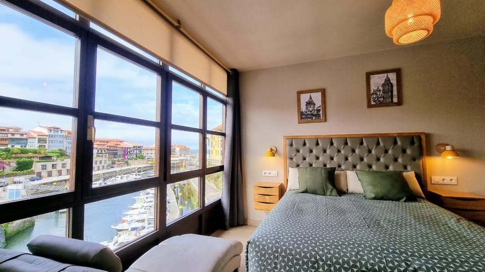 Photo of the whole room, Sea view