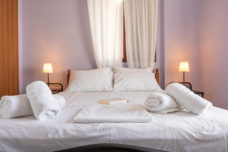 Bed, Photo of the whole room, Bedroom, towels