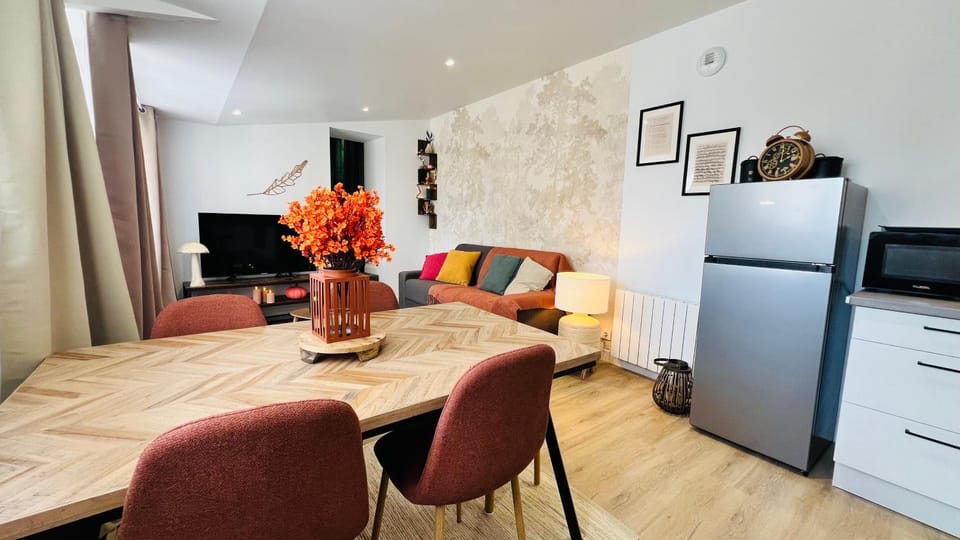 Communal lounge/ TV room, TV and multimedia, Living room, Dining area