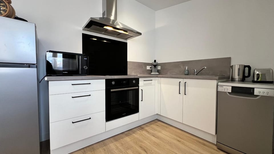 Coffee/tea facilities, Kitchen or kitchenette, dishwasher, oven, stove, toaster