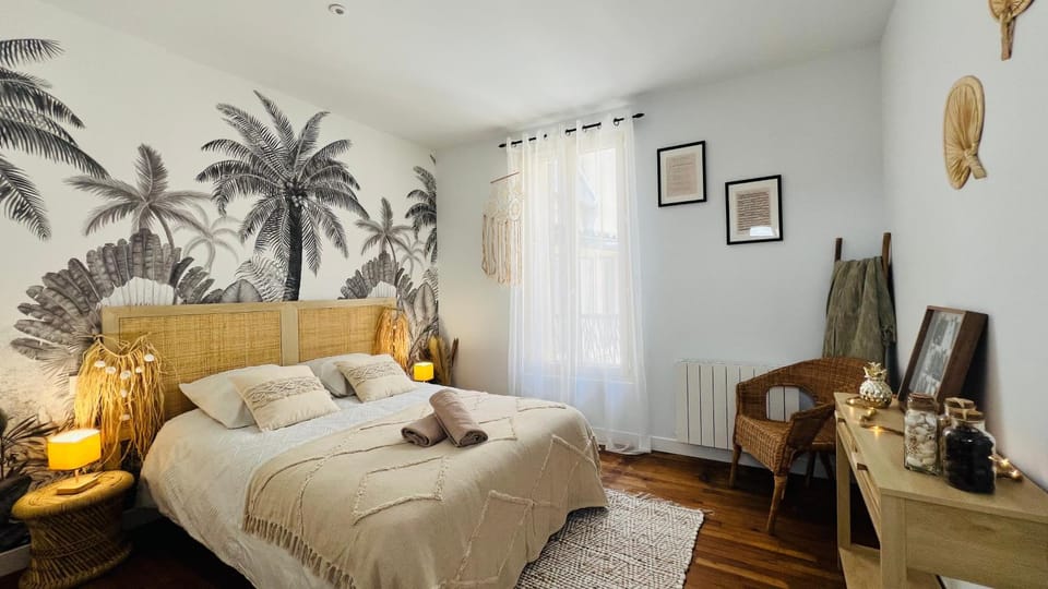 Bed, Photo of the whole room, Bedroom, towels