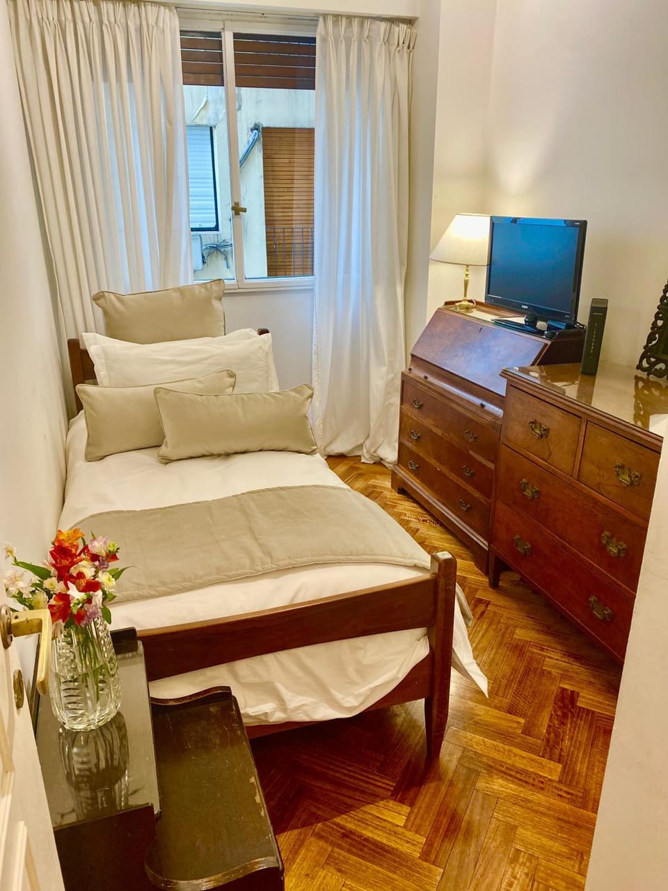 Bed, Photo of the whole room, Seating area, Bedroom