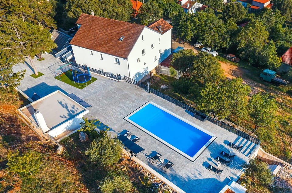 Property building, Day, Bird's eye view, Pool view, Swimming pool, Parking, sunbed