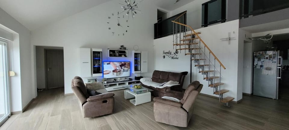 TV and multimedia, Living room, Seating area, Evening entertainment