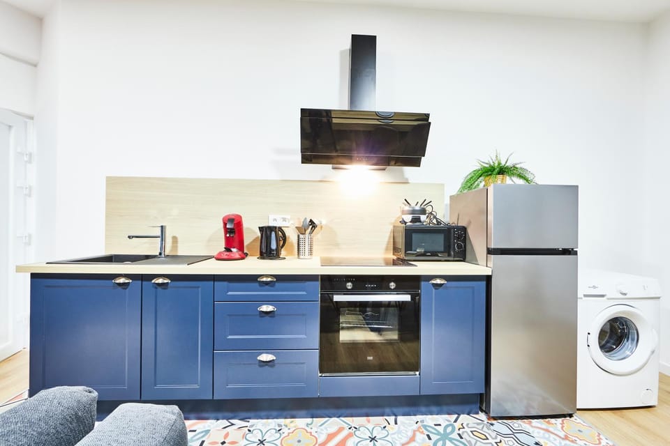 Kitchen or kitchenette, oven, washing machine