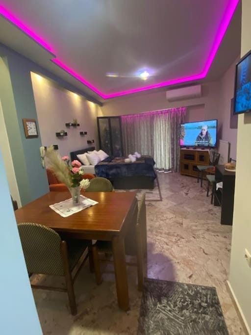 Bed, TV and multimedia, Living room, Photo of the whole room, Seating area, Bedroom