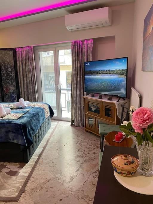 Bed, TV and multimedia, Living room, Photo of the whole room, Dining area, Bedroom