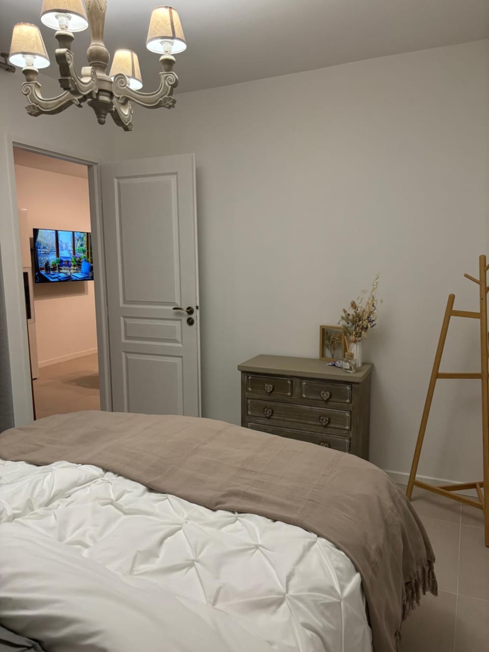Photo of the whole room, Bedroom
