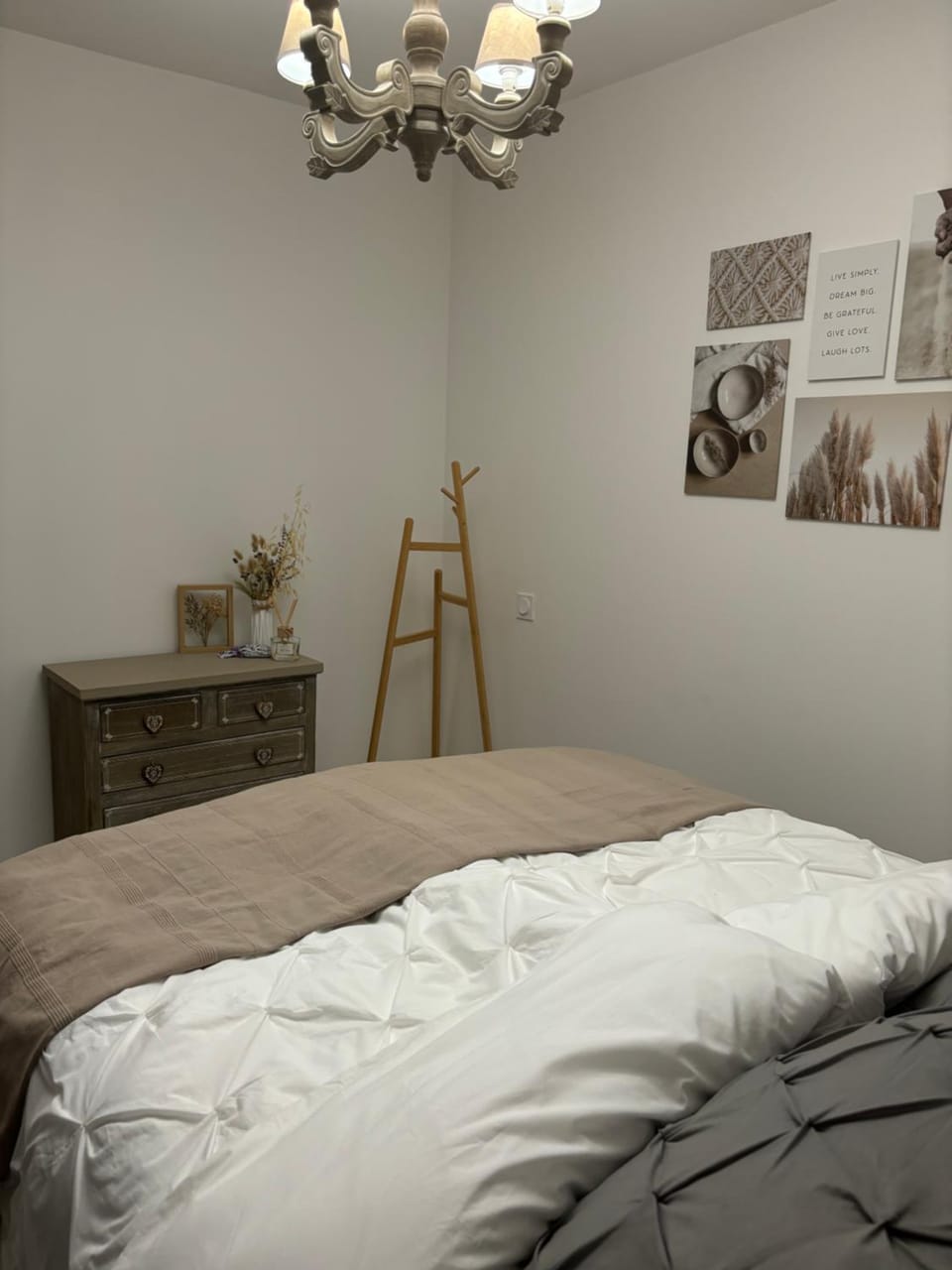 Photo of the whole room, Bedroom