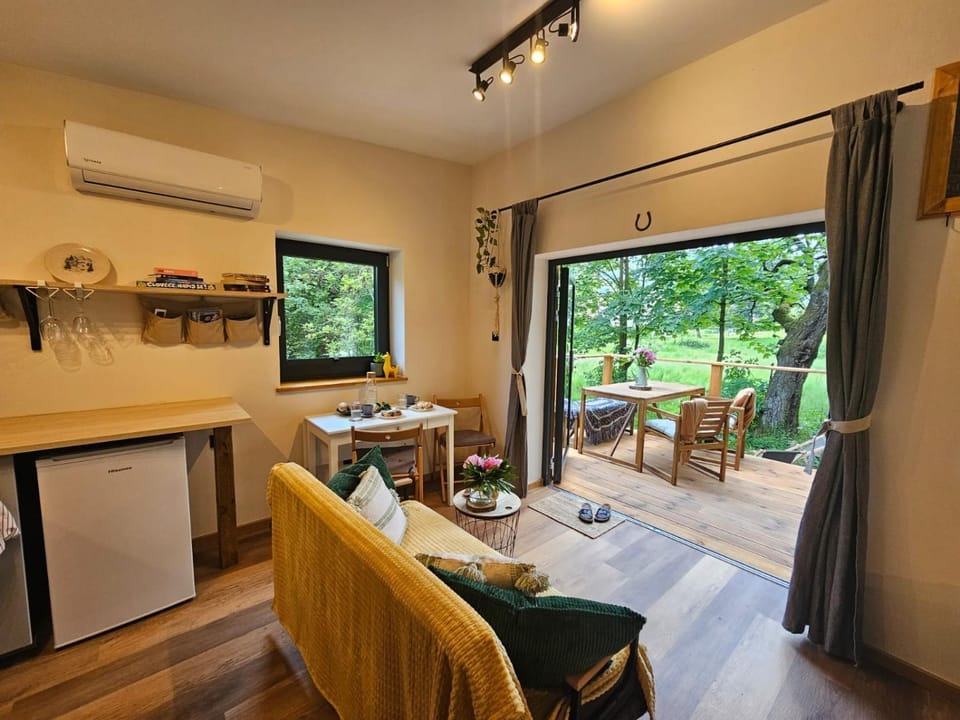 Seating area, Dining area, air conditioner