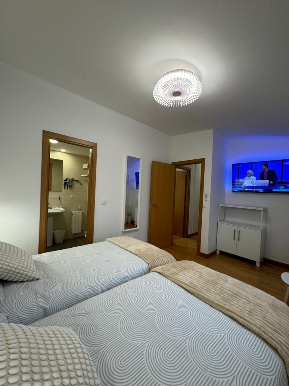 Bed, TV and multimedia, Photo of the whole room, Bedroom