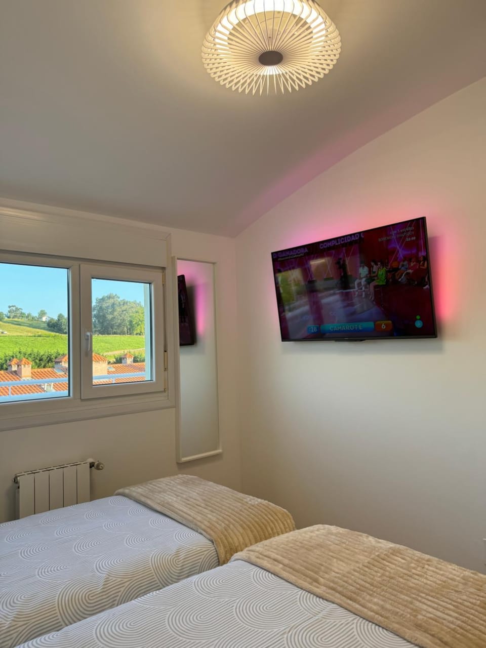 Bed, TV and multimedia, Photo of the whole room, Bedroom