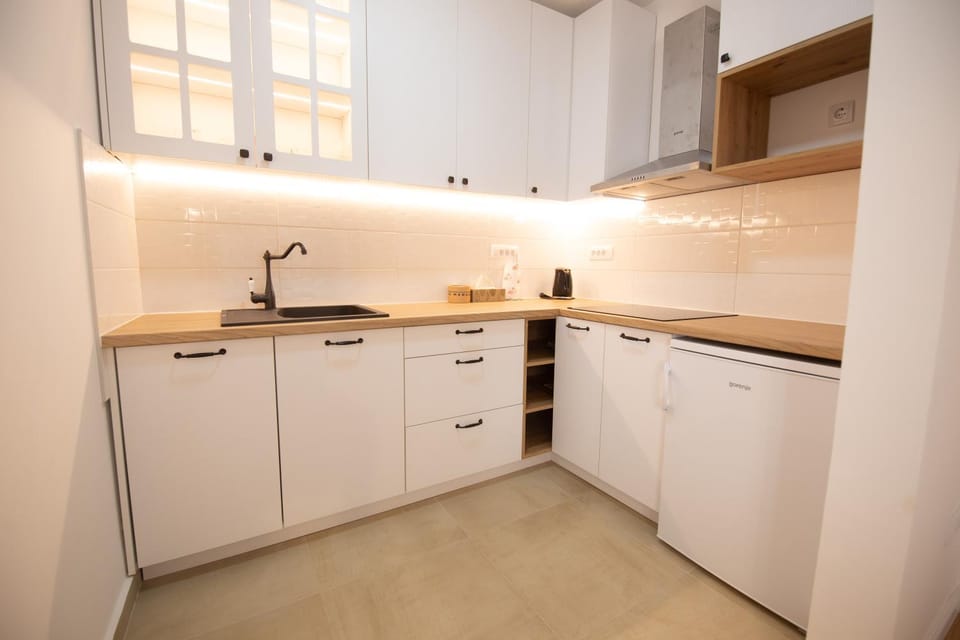 Coffee/tea facilities, dishwasher, stove, kitchen
