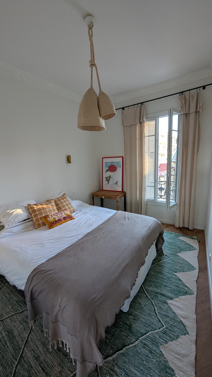 Bright, Spacious 2 Bedroom Apartment, Walk to Beach & Old Town Apartment in Nice