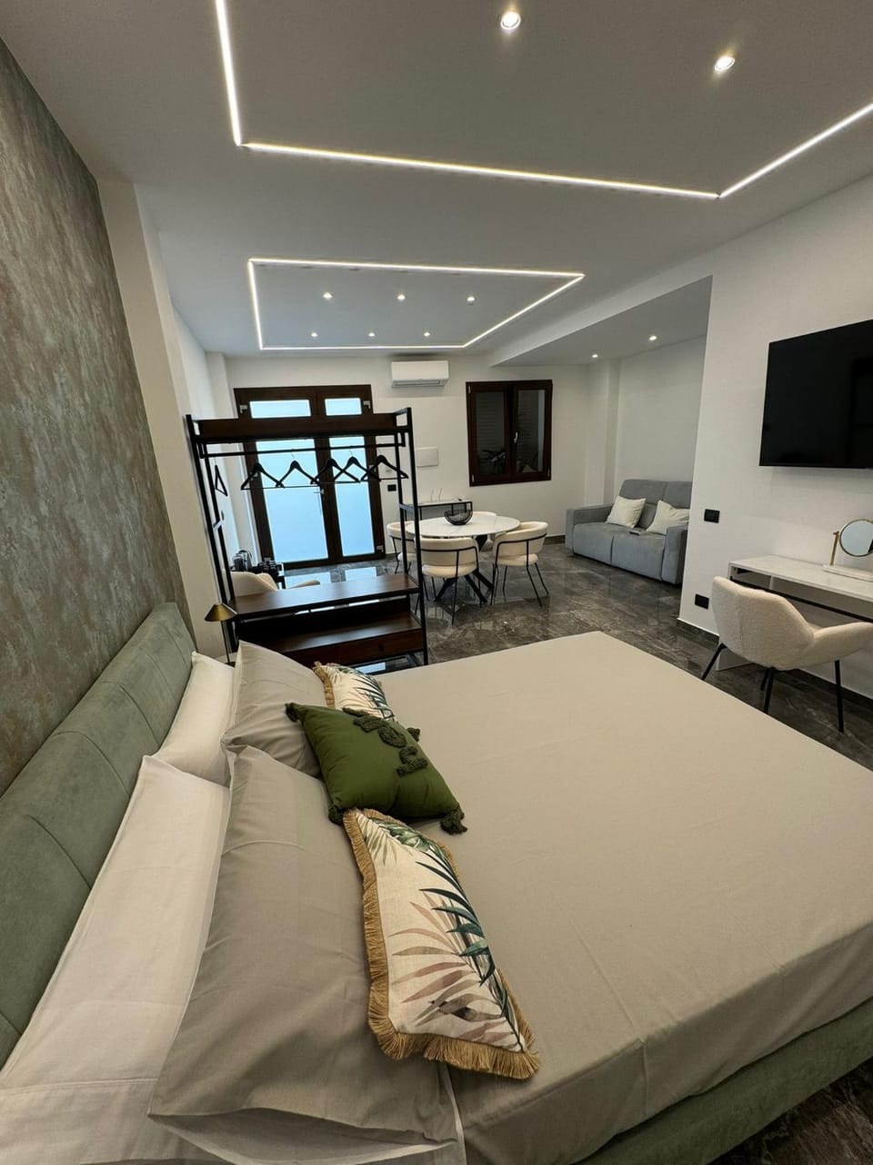 Bed, TV and multimedia, Living room, Photo of the whole room, Seating area, Bedroom
