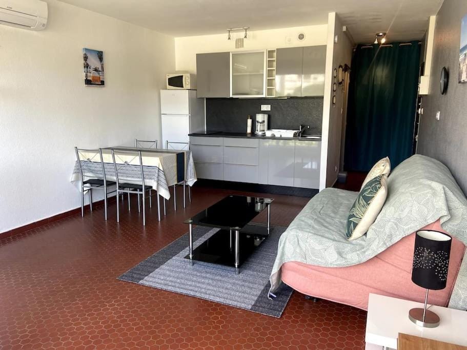 Seating area, Dining area, stove, air conditioner