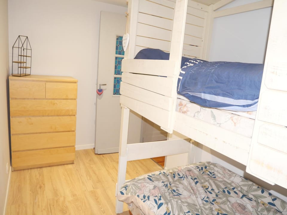 Bedroom, bunk bed