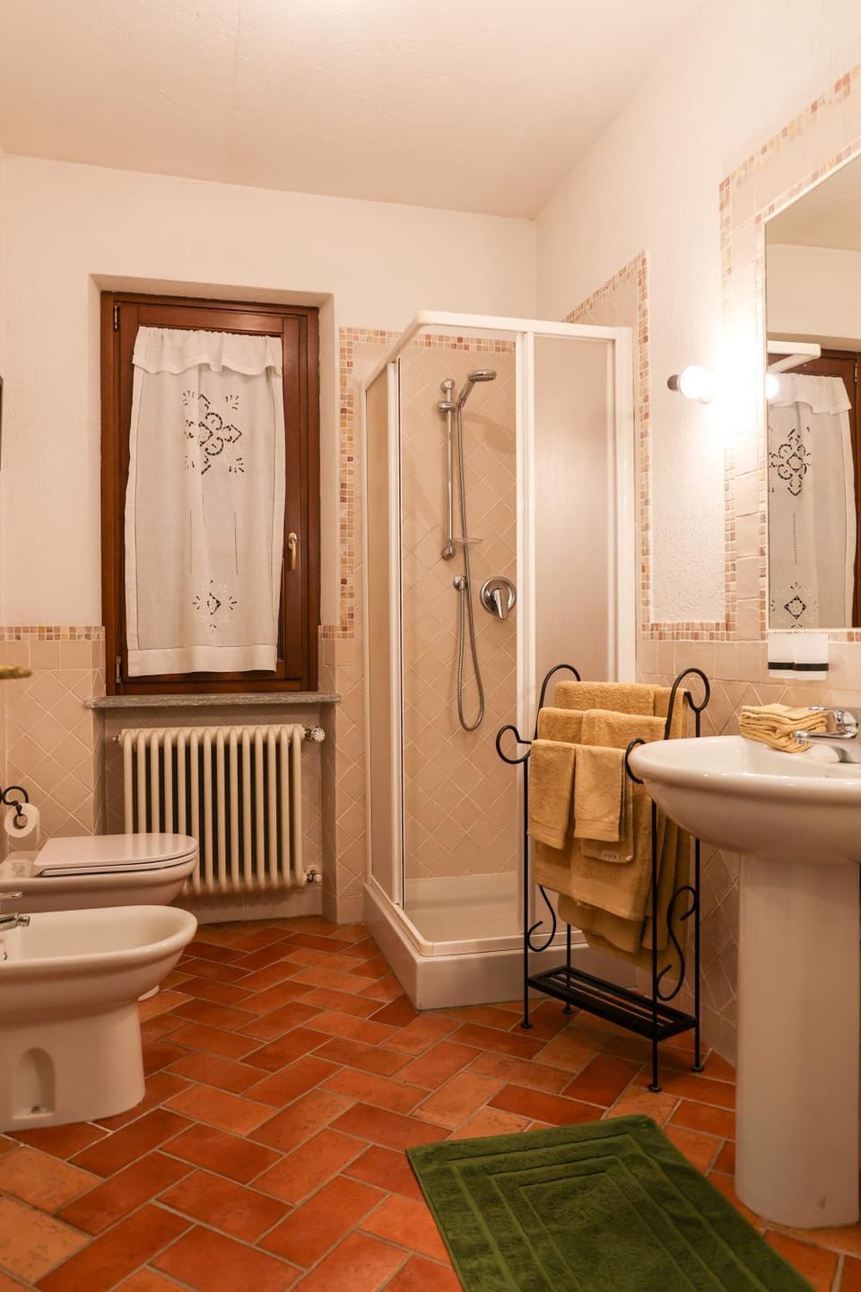 Shower, Toilet, Bathroom, bidet, towels