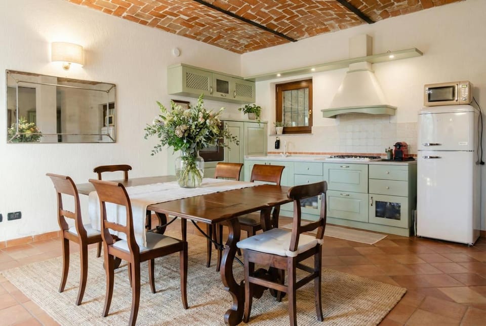 Kitchen or kitchenette, Dining area, dishwasher, stove