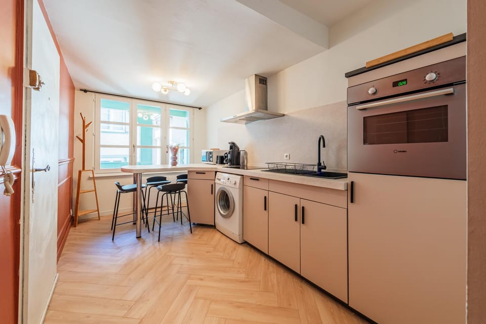 Coffee/tea facilities, Kitchen or kitchenette, Dining area, microwave, oven, stove, toaster, washing machine