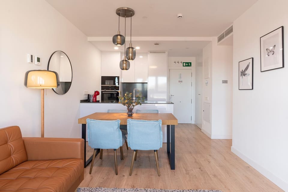 TV and multimedia, Coffee/tea facilities, Kitchen or kitchenette, Living room, Photo of the whole room, Seating area, Dining area, microwave, oven, stove, air conditioner