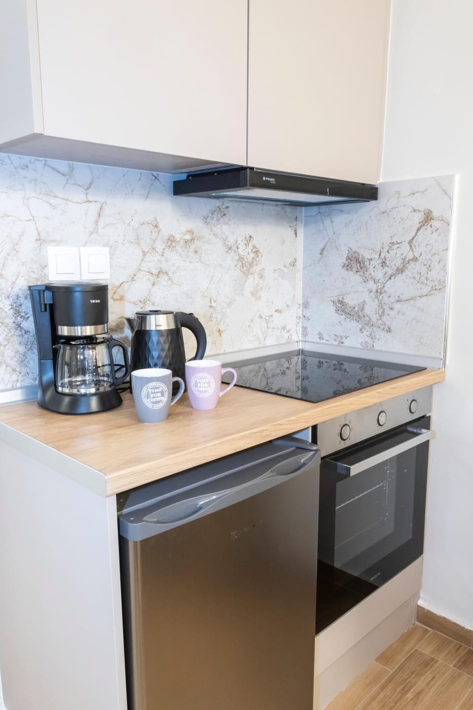 Coffee/tea facilities, Kitchen or kitchenette, stove