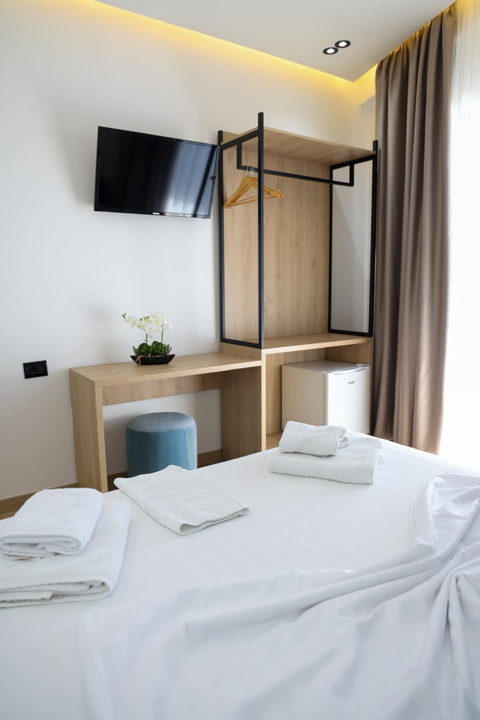 Bed, TV and multimedia, Photo of the whole room, Bedroom, towels, wardrobe