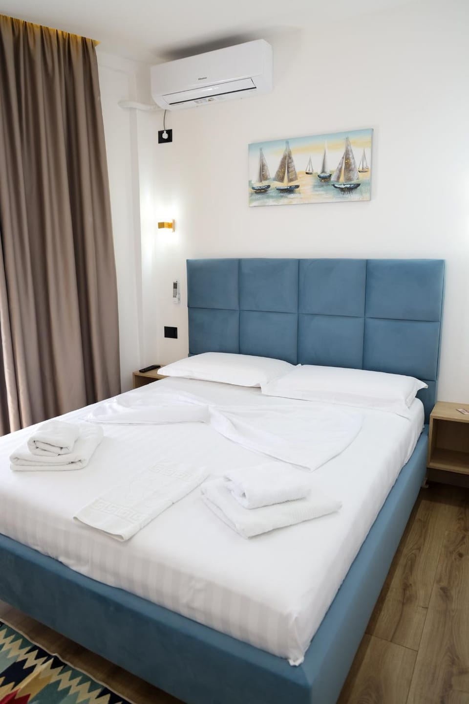 Bed, Photo of the whole room, Bedroom, towels