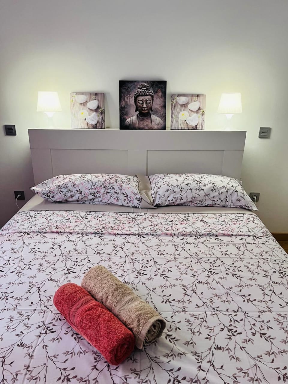 Bed, towels