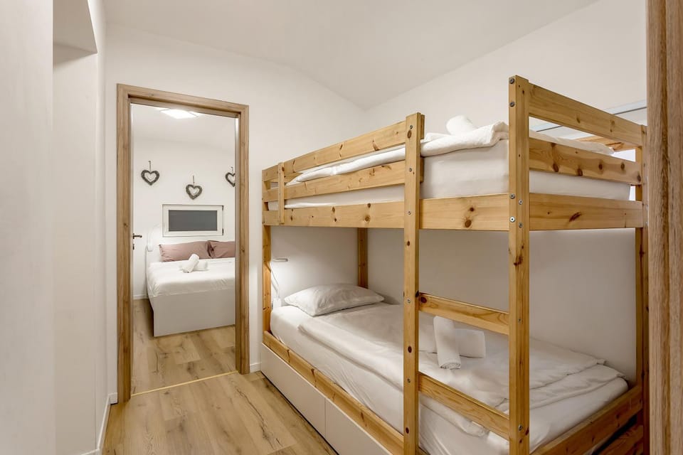 Bedroom, bunk bed, towels