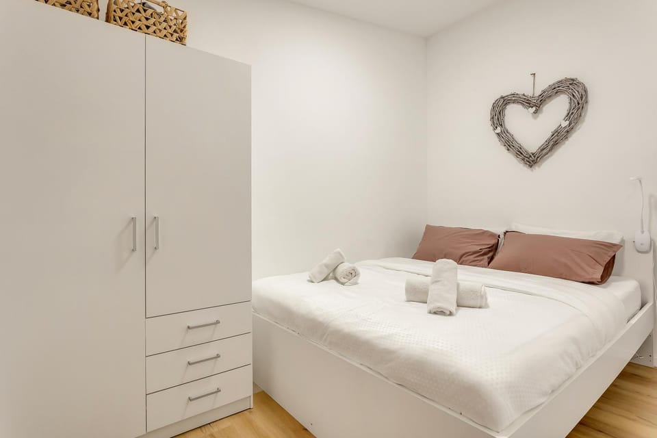 Bed, Bedroom, towels, wardrobe