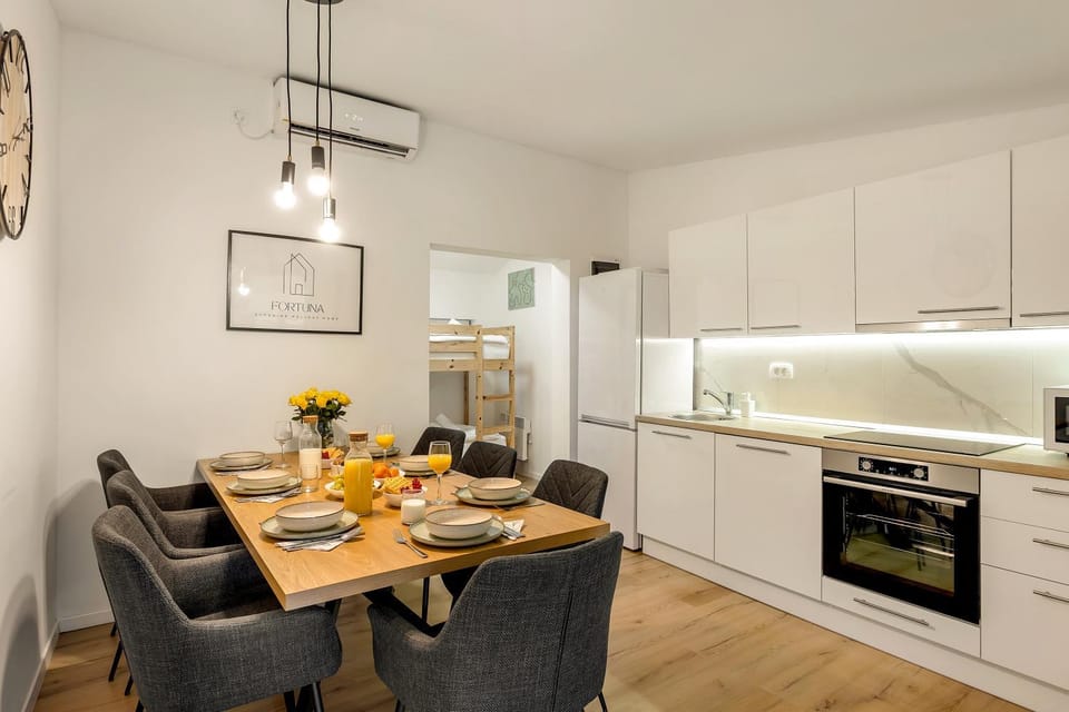 Kitchen or kitchenette, Seating area, Dining area, oven, stove