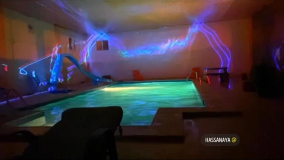 كوخ بتصميم مودرن وجاكوزي عالهواء الطلق بمساحات واسعه ومسبح اضافي Chalet in Saudi Arabia