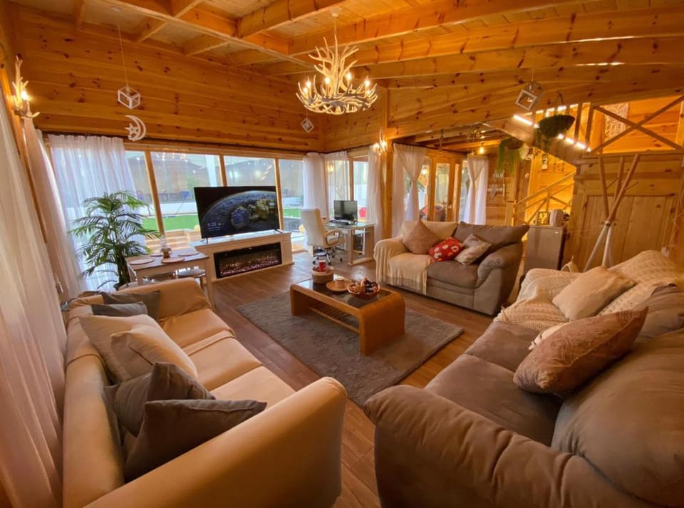 كوخ بتصميم مودرن وجاكوزي عالهواء الطلق بمساحات واسعه ومسبح اضافي Chalet in Saudi Arabia