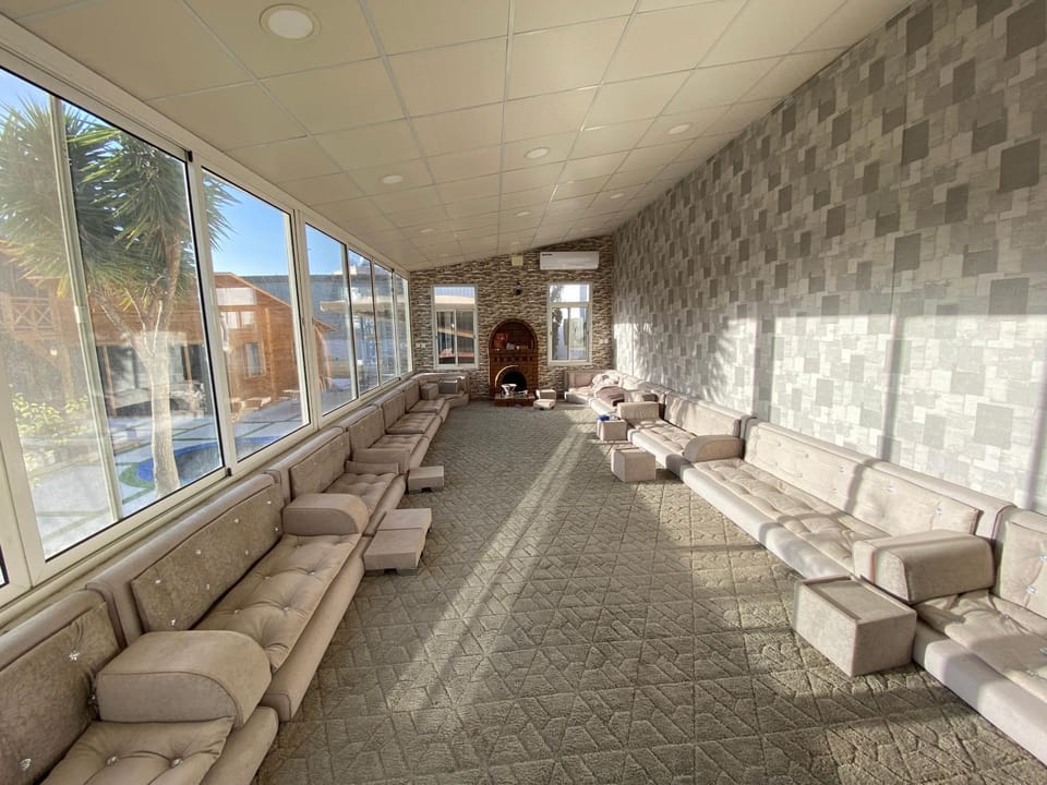 كوخ بتصميم مودرن وجاكوزي عالهواء الطلق بمساحات واسعه ومسبح اضافي Chalet in Saudi Arabia