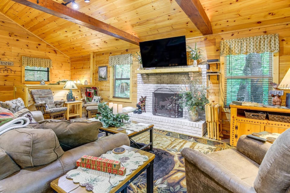 Cabin w/ Private Hot Tub ~ 7 Mi to Pigeon Forge! Cabin in Pigeon Forge