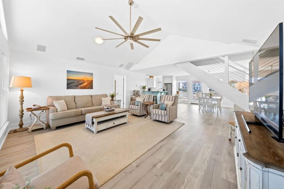 TV and multimedia, Living room, Seating area, Dining area, furniture