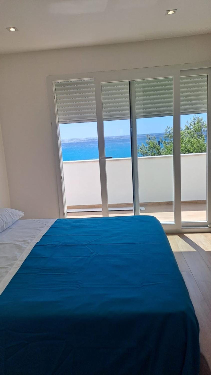 Photo of the whole room, Bedroom, Sea view