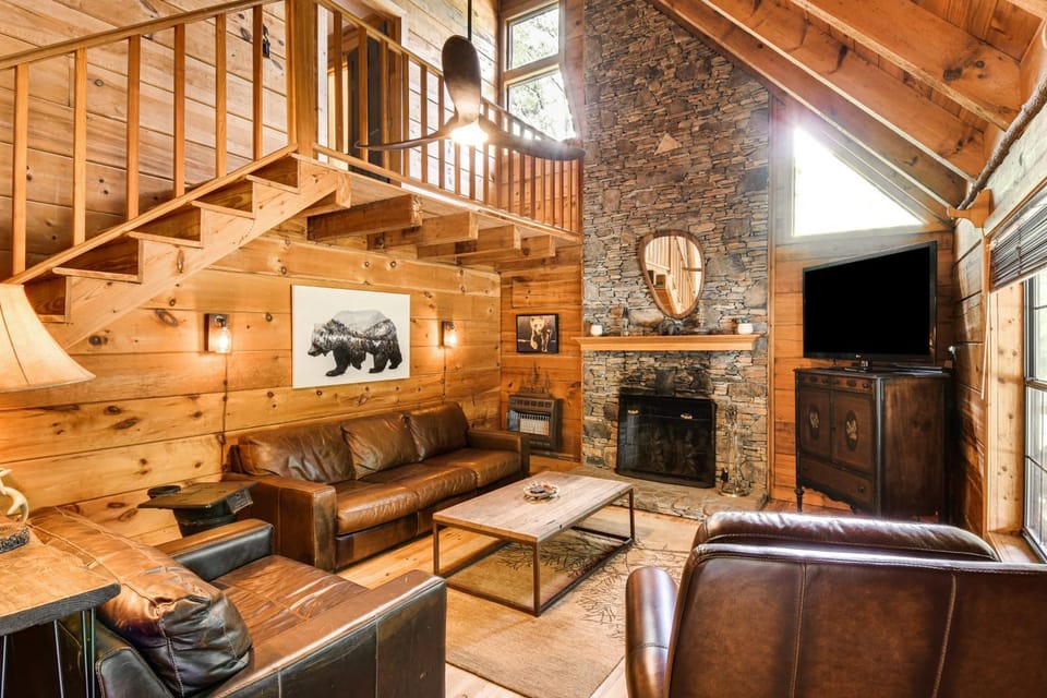 Luxury Creekside Cabin w/ Hot Tub, Near Helen! Cabin in White County