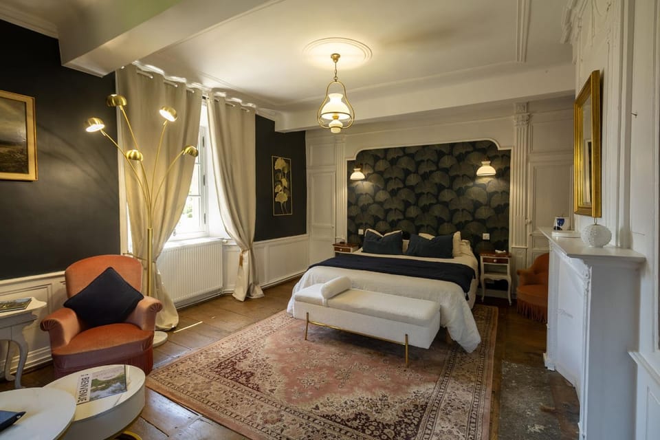 Bed, Living room, Photo of the whole room, Seating area, Bedroom