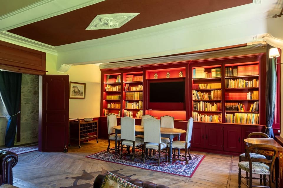 Communal lounge/ TV room, Library, TV and multimedia, Living room, Seating area