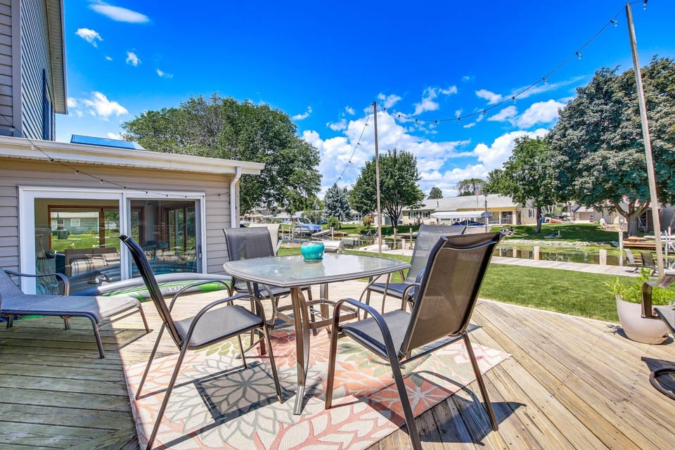 2 Mi to Dtwn: Canal-Front W/ Deck, Dock, Kayak House in Oshkosh