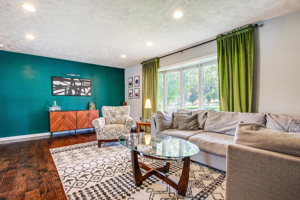 2 Mi to Dtwn: Canal-Front W/ Deck, Dock, Kayak House in Oshkosh