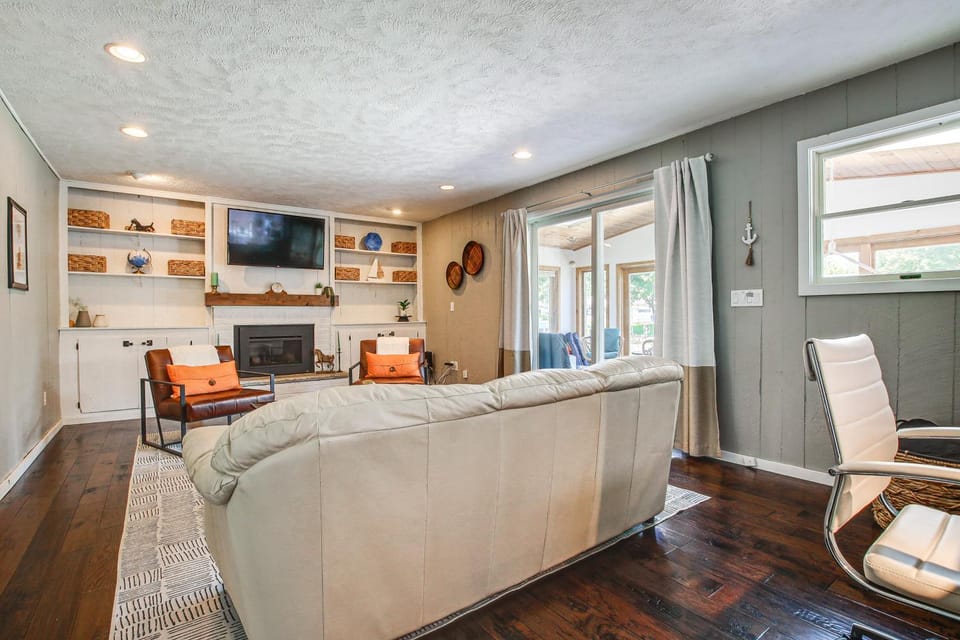 2 Mi to Dtwn: Canal-Front W/ Deck, Dock, Kayak House in Oshkosh
