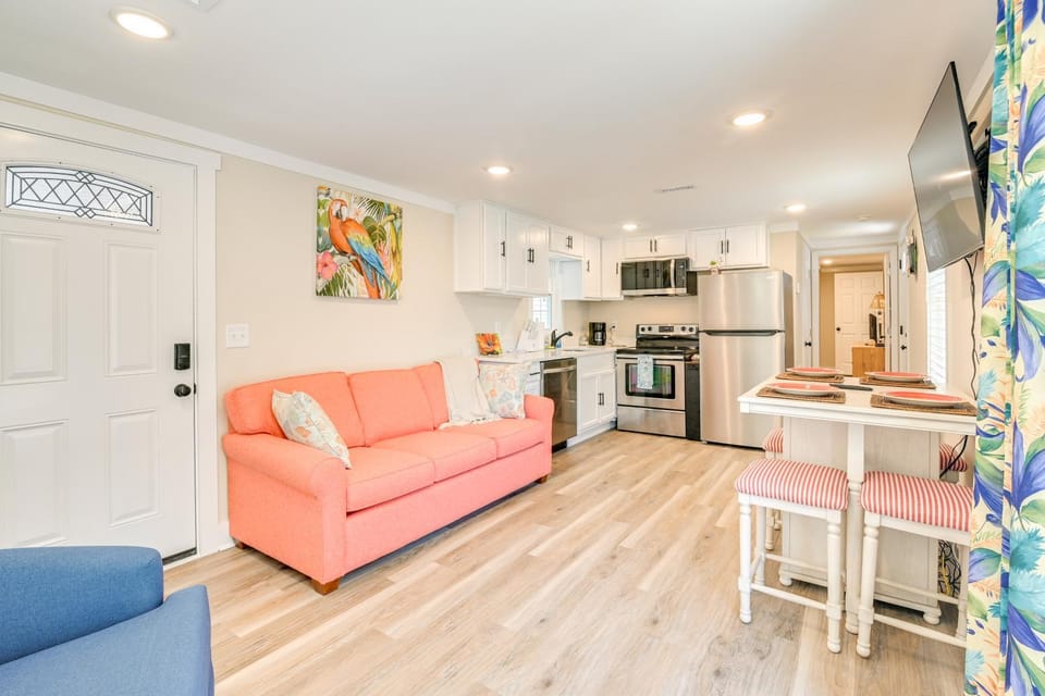 Walk to Ocean: Myrtle Beach Home w/ Screened Porch House in Garden City