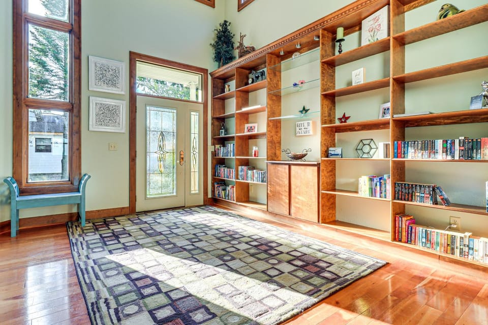 Great Lake Erie Getaway with Hot Tub and Private Beach House in Jerusalem Township