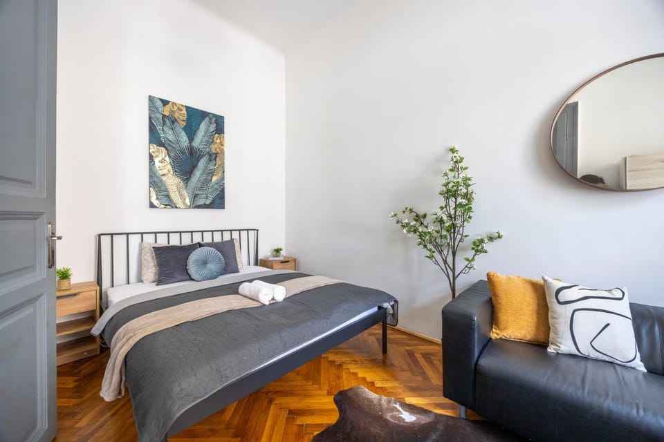 Bed, Photo of the whole room, Seating area, Bedroom